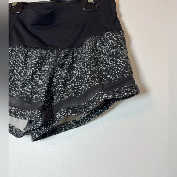 Lululemon Speed Up Shorts Black Pattern High Rise Size 4 - Picture 3 of 5
